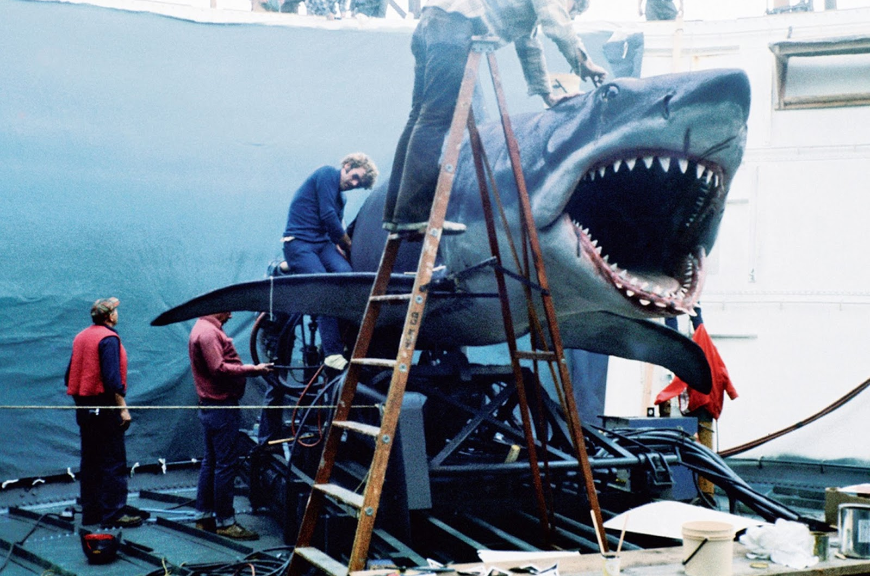 Amazing behind the scenes photos from the making of the film ‘Jaws’, 1975 _ nan