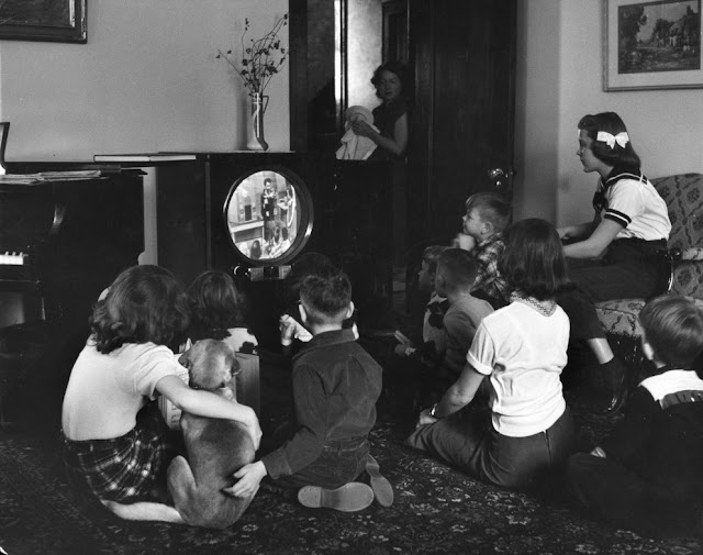 Vor dem Internet -Fotos zeigen Kinder, die in der Vergangenheit fernsehen _Ha