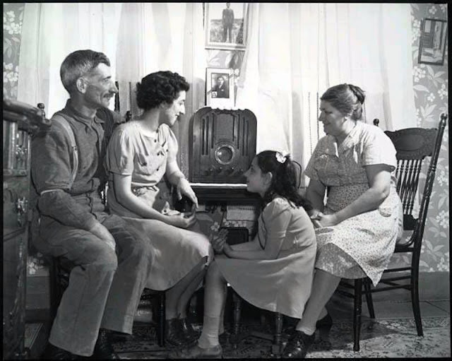 Before Television: Interesting Photos of People With Their Radios During the Radio Golden Age_Ha