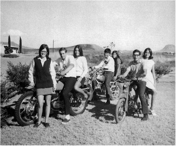 Photos vintage de filles en mini-jupes sur des vélos _ nan