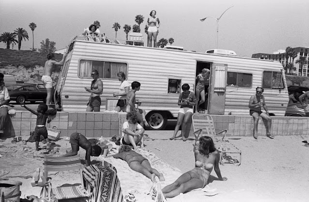 29 Black and White Photographs Capture American Youth Scenes During the Summer Months of the 1970s_teo