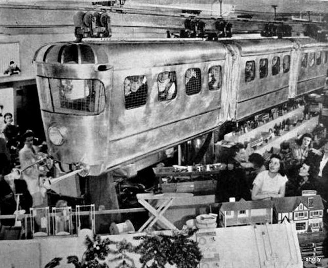 Rocket Express Ride: Vintage Photos of Department Store Monorail for Kids in the U.S From the 1940s and 1950s_teo