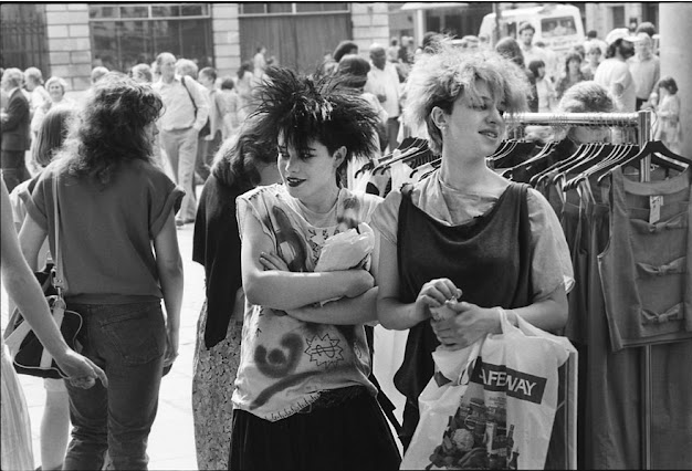 35 Impressive Black and White Photos Documented Everyday Life of Young Londoners_teo