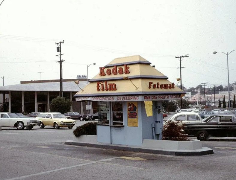 Fotomat: Remembering America’s Drive-Through Photo Processing Booths of the 1980s_teo