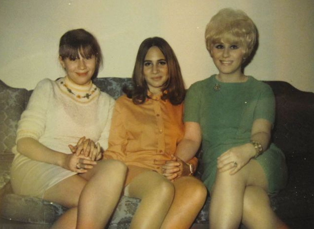 35 Interesting Vintage Snapshots of 1960s Women With Bouffant Hairstyle_teo