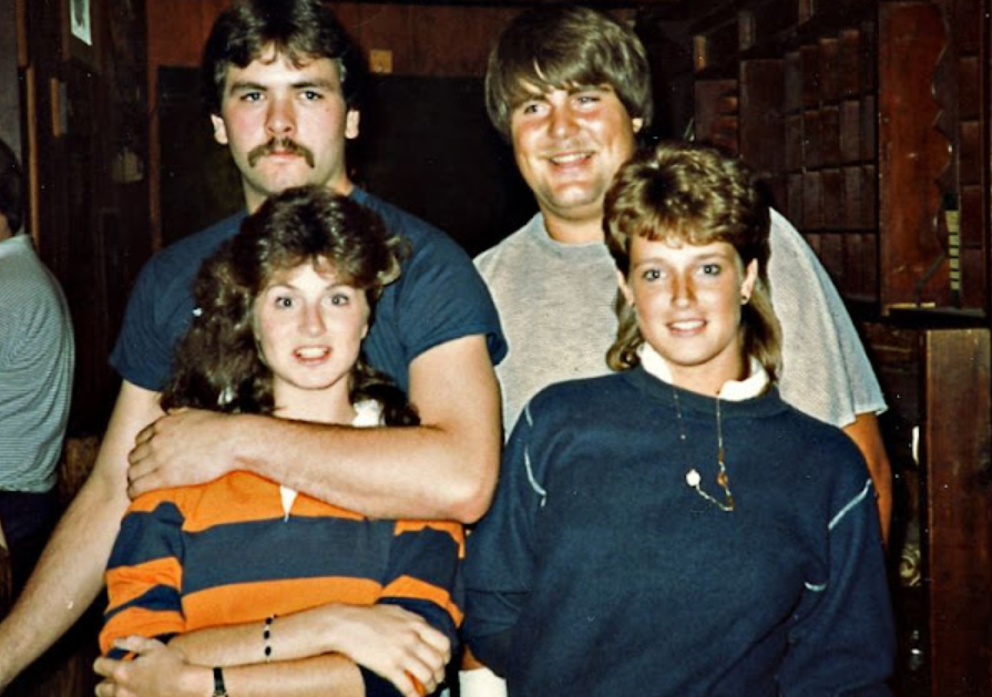 Fascinating Photos Show What a Bar Party Looked Like in the 1980s _teo